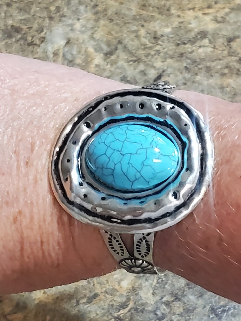 VINTAGE METAL SILVER TONE CUFF BRACELET. TURQUISE COLOR STONE. Handmade